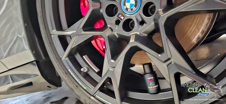 Jante BMW avec flacon Cartec Ceramic Guard au centre