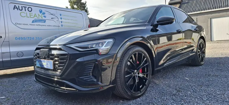Audi sportive noire devant le v&eacute;hicule Auto Clean Concept