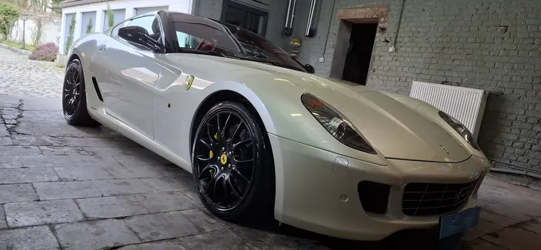 Porsche 911 blanche, vue avant en ext&eacute;rieur