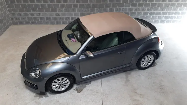 Volkswagen Coccinelle cabriolet grise sous toit d&rsquo;atelier