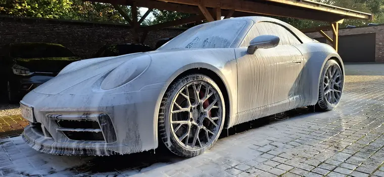 Porsche 911 sous mousse de pr&eacute;lavage