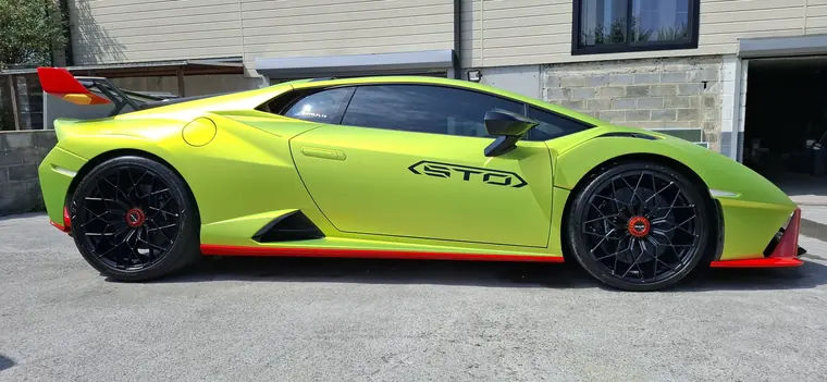 Lamborghini Hurac&aacute;n STO vert vif, vue de profil