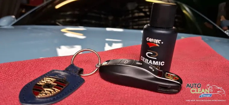 Flacon Ceramic Guard et cl&eacute; de voiture sur microfibre
