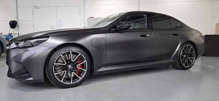 BMW gris mat, vue de profil en atelier