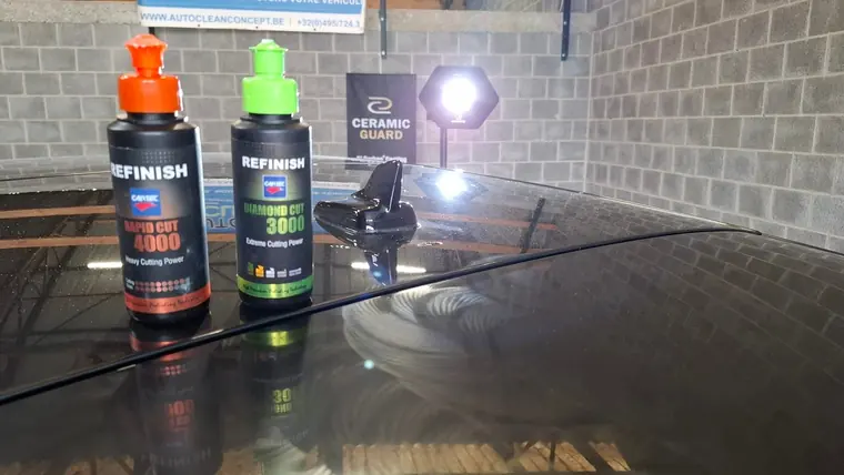 Produits Cartec Refinish et Ceramic Guard dans un atelier