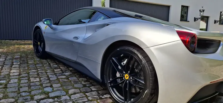 Ferrari argent&eacute;e, vue arri&egrave;re trois quarts