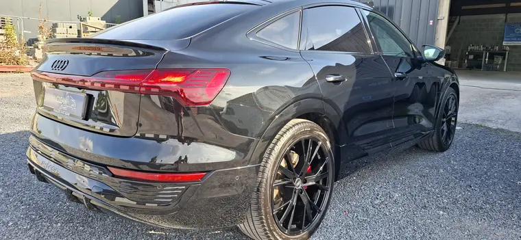 Audi SUV noire, vue arri&egrave;re trois quarts
