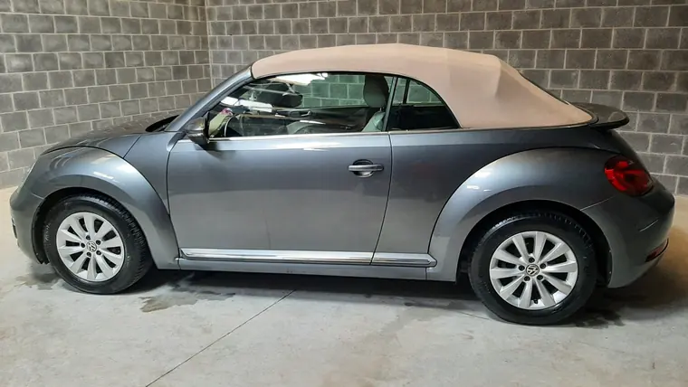 Volkswagen Coccinelle cabriolet grise, vue de profil