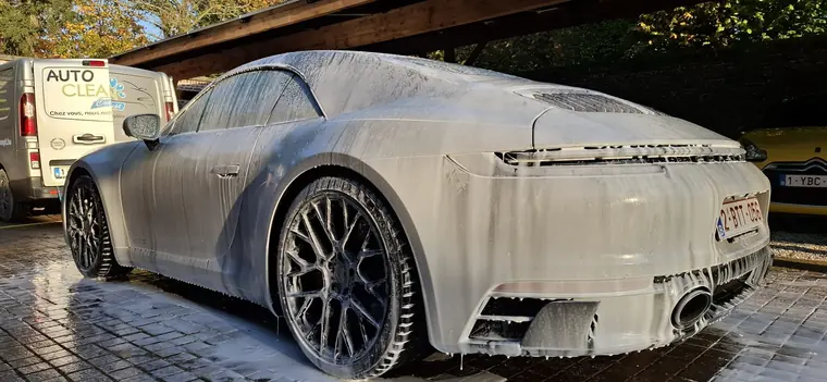 Porsche 911 sous mousse, vue arri&egrave;re