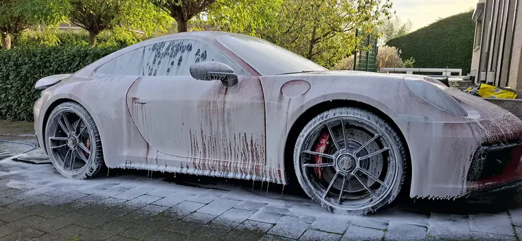 Porsche 911 sous mousse, vue lat&eacute;rale