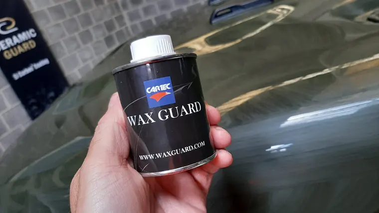 Bo&icirc;te Cartec Wax Guard devant une carrosserie