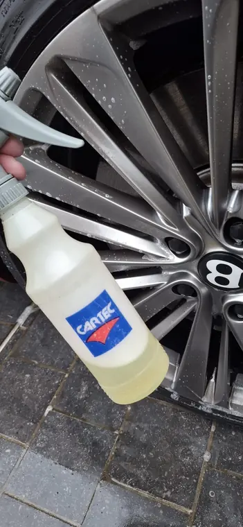 Spray Cartec pr&egrave;s d&rsquo;une jante automobile