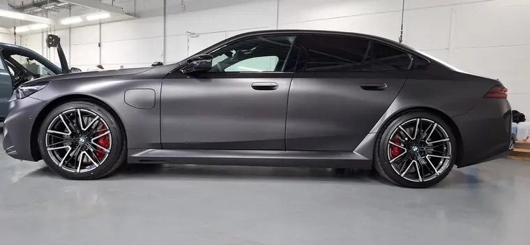 BMW M5 gris mat, profil lat&eacute;ral