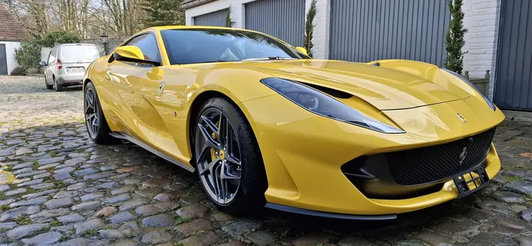 Ferrari jaune, vue avant trois quarts