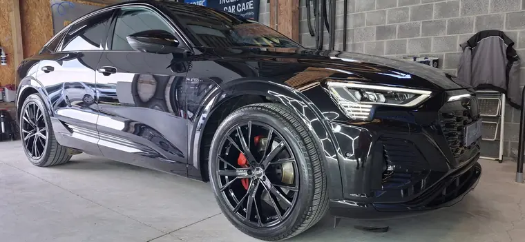 Audi sportive noire, vue avant trois quarts