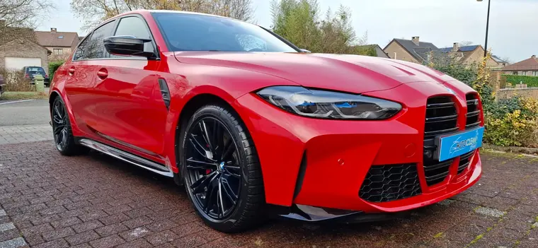 BMW sportive rouge, vue avant trois quarts