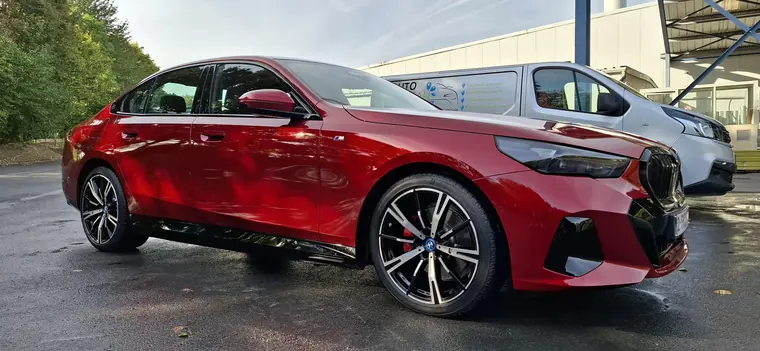 BMW sportive rouge, vue lat&eacute;rale