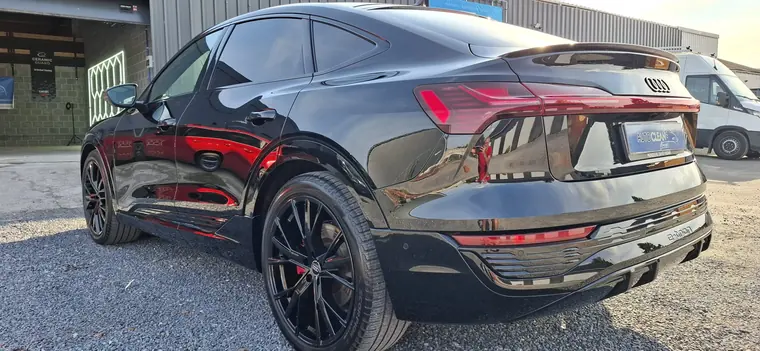 Audi SUV noire, vue arri&egrave;re en ext&eacute;rieur
