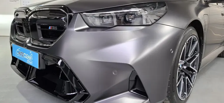 Face avant d&rsquo;une BMW M5 gris mat