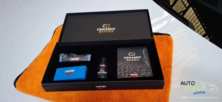 Coffret Ceramic Guard ouvert sur microfibre