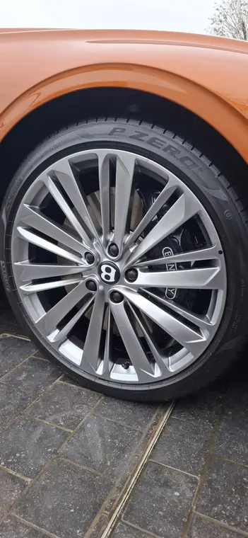 D&eacute;tail de roue de Bentley pendant le nettoyage