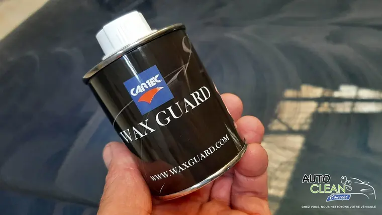 Bo&icirc;te Cartec Wax Guard tenue devant une carrosserie
