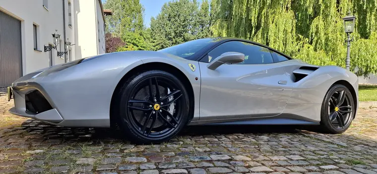 Ferrari argent&eacute;e, profil lat&eacute;ral