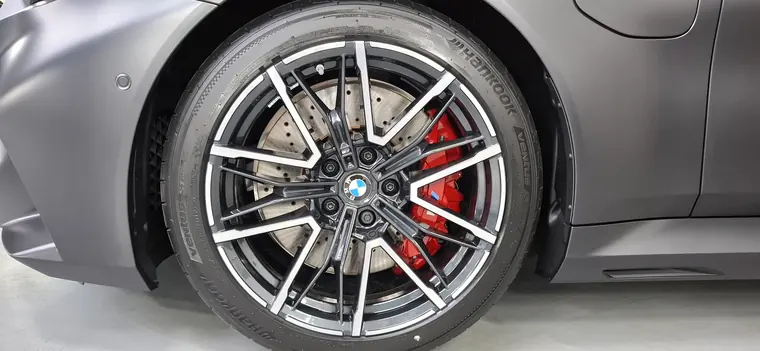 D&eacute;tail de jante BMW et &eacute;trier de frein rouge