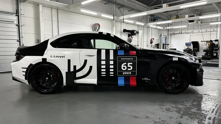 BMW M2 de comp&eacute;tition &agrave; livr&eacute;e noire et blanche, vue de profil