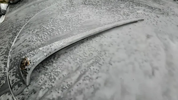 D&eacute;tail de carrosserie d&rsquo;une Porsche ancienne sous mousse