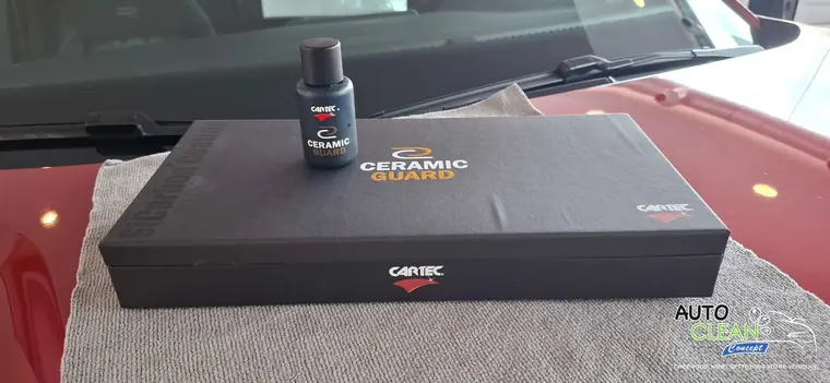 Coffret Ceramic Guard et flacon sur carrosserie rouge
