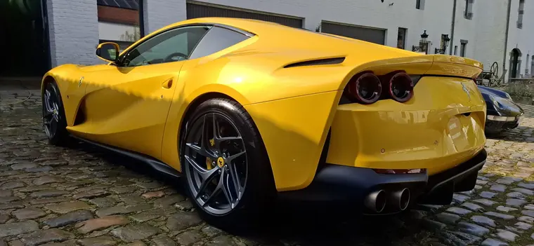 Ferrari jaune, vue arri&egrave;re trois quarts