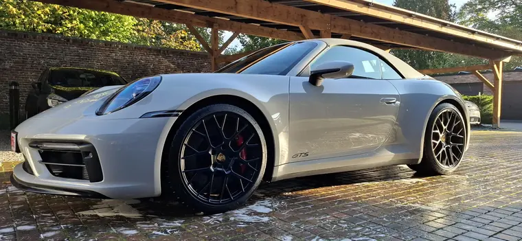 Porsche 911 blanche, profil et jantes noires