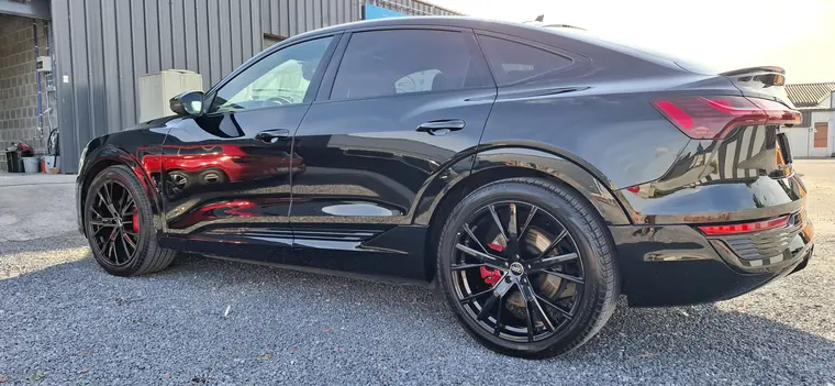 Audi SUV noire, vue lat&eacute;rale en ext&eacute;rieur