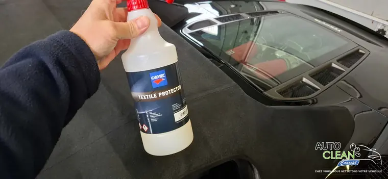 Cartec Textile Protector pr&eacute;sent&eacute; devant une capote de cabriolet