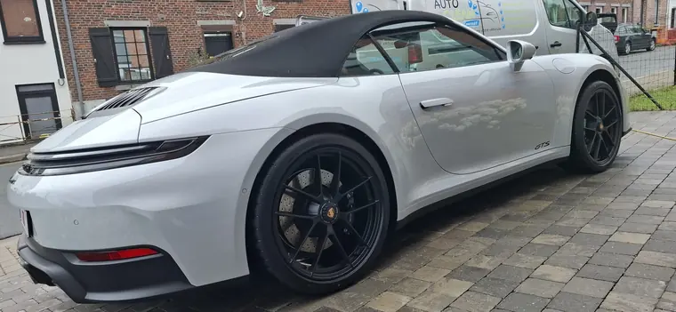 Porsche 911 GTS cabriolet blanche, vue arri&egrave;re