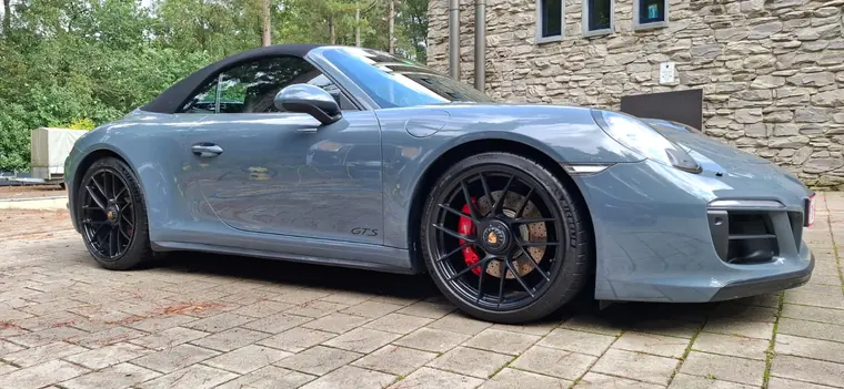 Porsche 911 GTS grise, vue avant trois quarts