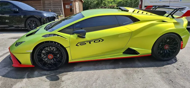 Lamborghini Hurac&aacute;n STO vert vif, profil lat&eacute;ral