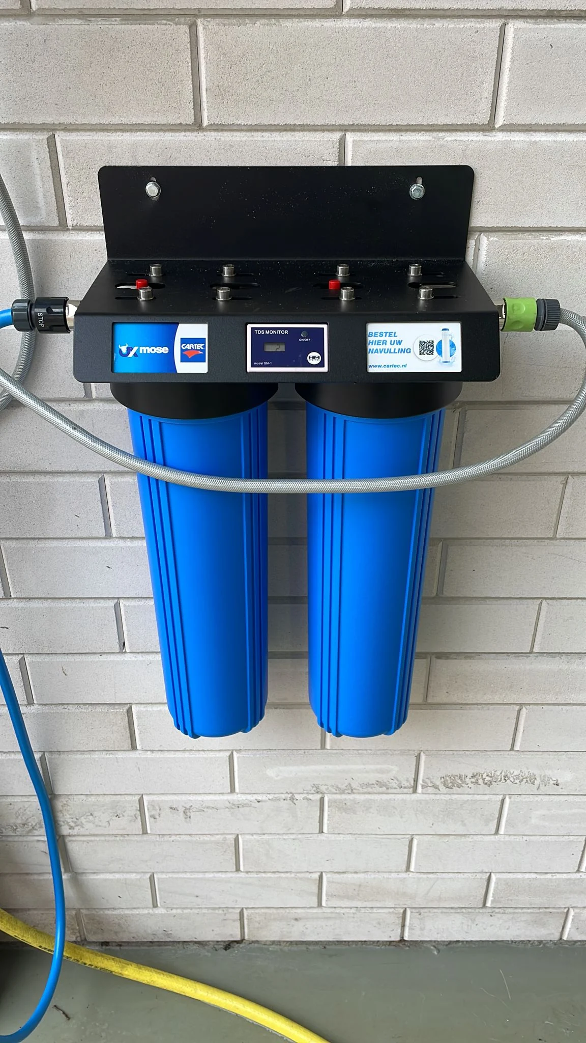 Osmoseur Cartec à fixation murale avec deux cartouches et contrôle TDS