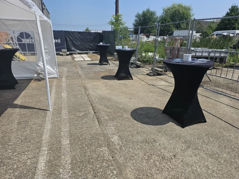 Tables d&rsquo;accueil dans la cour de l&rsquo;entrep&ocirc;t &mdash; d&eacute;monstration gratuite des produits Cartec &agrave; l&rsquo;entrep&ocirc;t, avril 2025