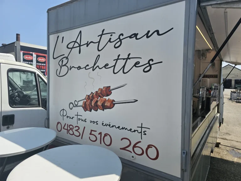 Camion de restauration sur le lieu de la d&eacute;monstration &mdash; d&eacute;monstration gratuite des produits Cartec &agrave; l&rsquo;entrep&ocirc;t, avril 2025
