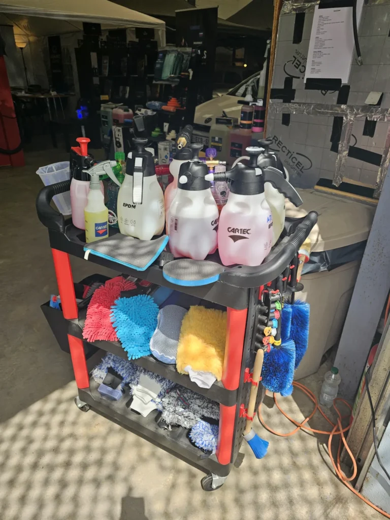 Chariot avec les produits de nettoyage Cartec &mdash; d&eacute;monstration gratuite des produits Cartec &agrave; l&rsquo;entrep&ocirc;t, avril 2025