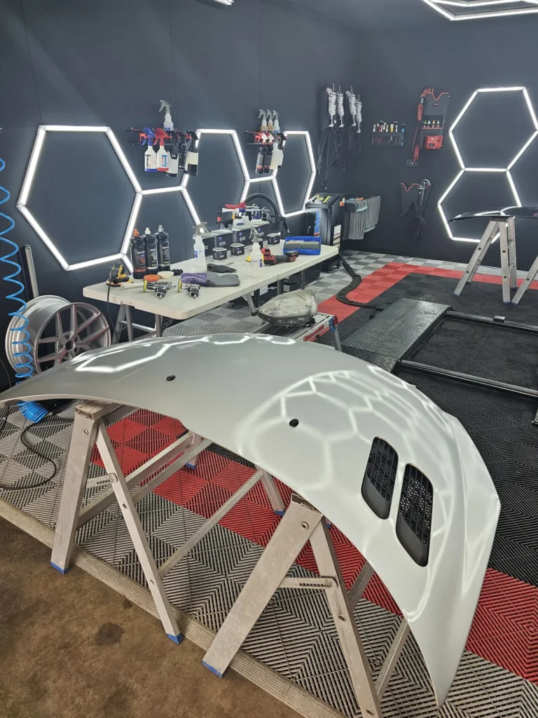 Table de mat&eacute;riel et &eacute;l&eacute;ment de carrosserie pour la d&eacute;monstration &mdash; d&eacute;monstration gratuite des produits Cartec &agrave; l&rsquo;entrep&ocirc;t, avril 2025