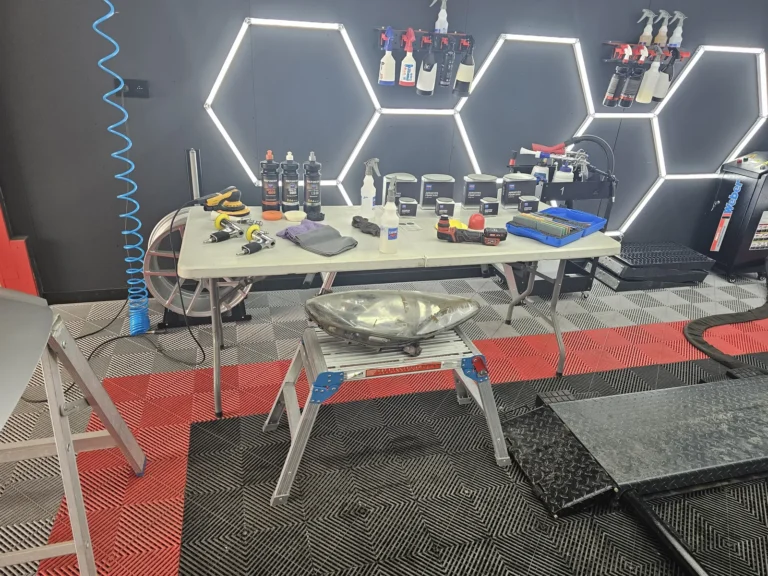 Mat&eacute;riel de d&eacute;monstration install&eacute; sous l&rsquo;&eacute;clairage de l&rsquo;atelier &mdash; d&eacute;monstration gratuite des produits Cartec &agrave; l&rsquo;entrep&ocirc;t, avril 2025