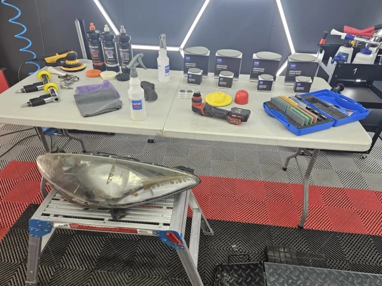 Polisseuses et accessoires dispos&eacute;s sur la table &mdash; d&eacute;monstration gratuite des produits Cartec &agrave; l&rsquo;entrep&ocirc;t, avril 2025