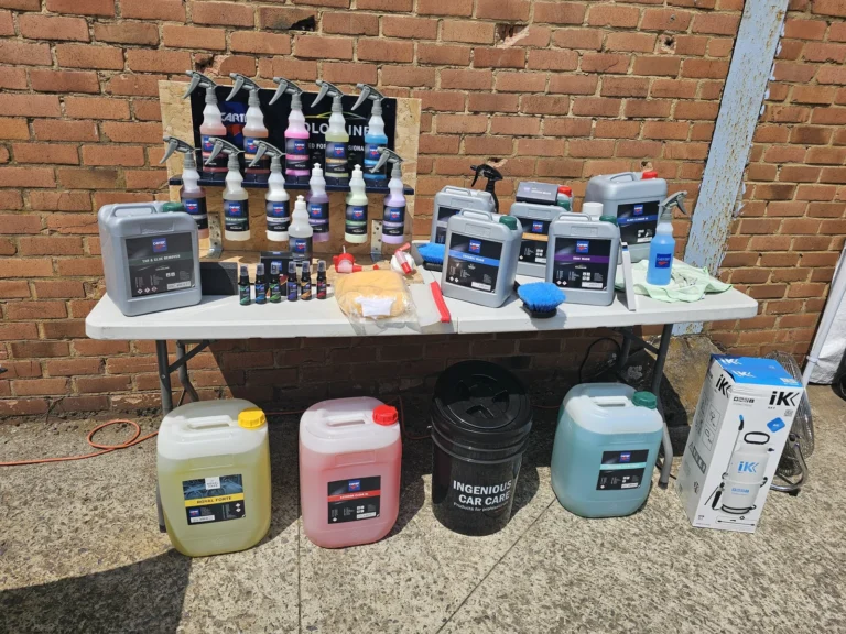 Flacons et bidons Cartec sur une table de pr&eacute;sentation &mdash; d&eacute;monstration gratuite des produits Cartec &agrave; l&rsquo;entrep&ocirc;t, avril 2025
