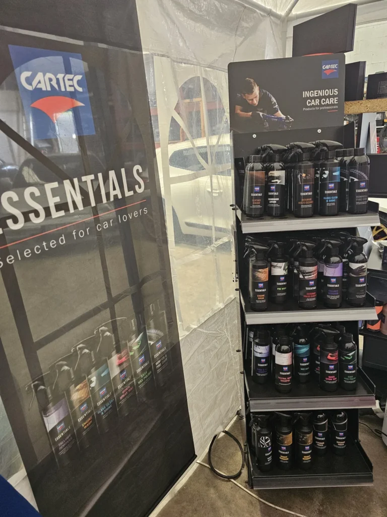 Pr&eacute;sentoir Cartec Essentials sur pied &mdash; d&eacute;monstration gratuite des produits Cartec &agrave; l&rsquo;entrep&ocirc;t, avril 2025