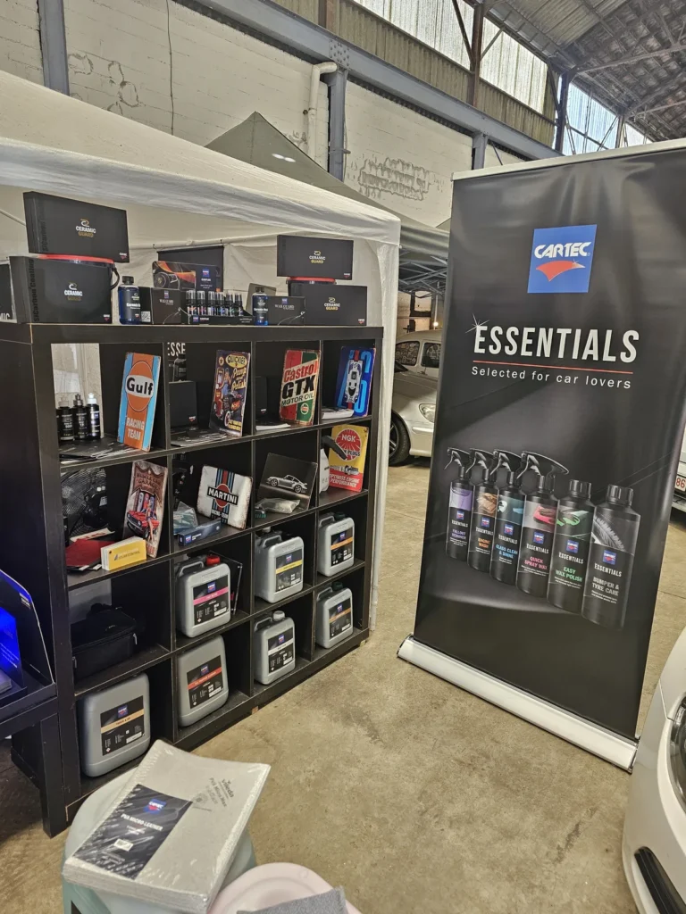 Pr&eacute;sentoir et panneaux Cartec Essentials &mdash; d&eacute;monstration gratuite des produits Cartec &agrave; l&rsquo;entrep&ocirc;t, avril 2025