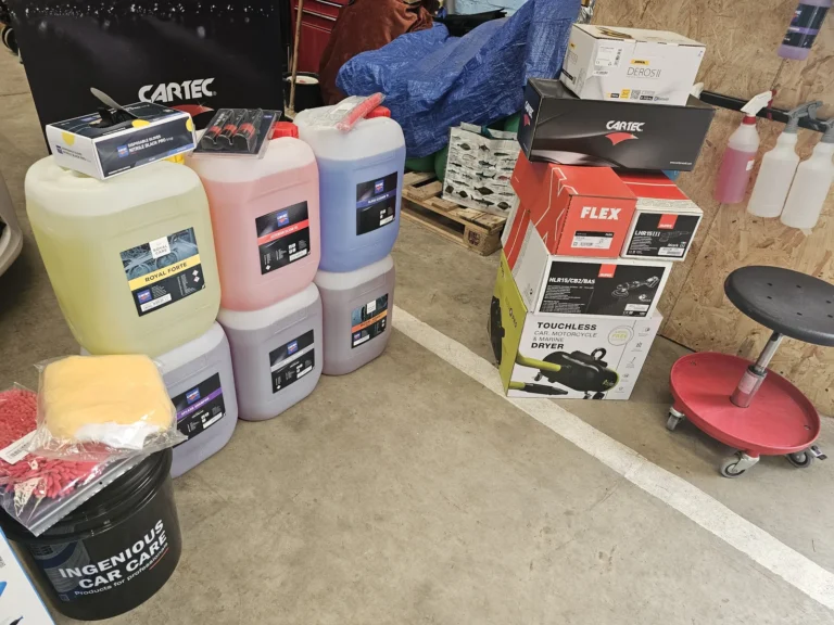 Bidons et accessoires de pr&eacute;paration pour la d&eacute;monstration &mdash; d&eacute;monstration gratuite des produits Cartec &agrave; l&rsquo;entrep&ocirc;t, avril 2025
