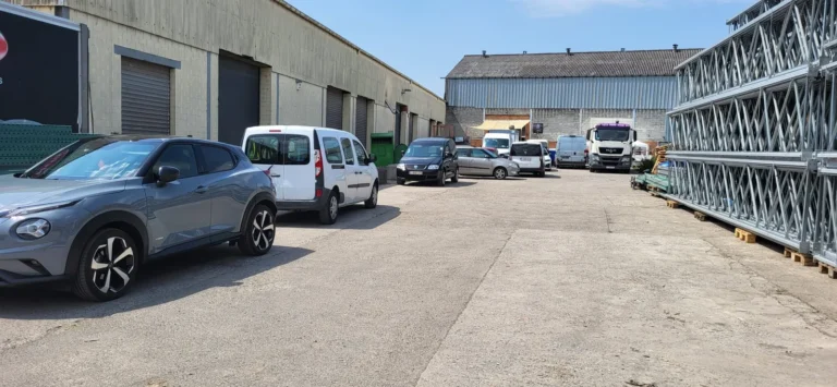 Vue d&rsquo;ensemble de la cour de l&rsquo;entrep&ocirc;t &mdash; d&eacute;monstration gratuite des produits Cartec &agrave; l&rsquo;entrep&ocirc;t, avril 2025